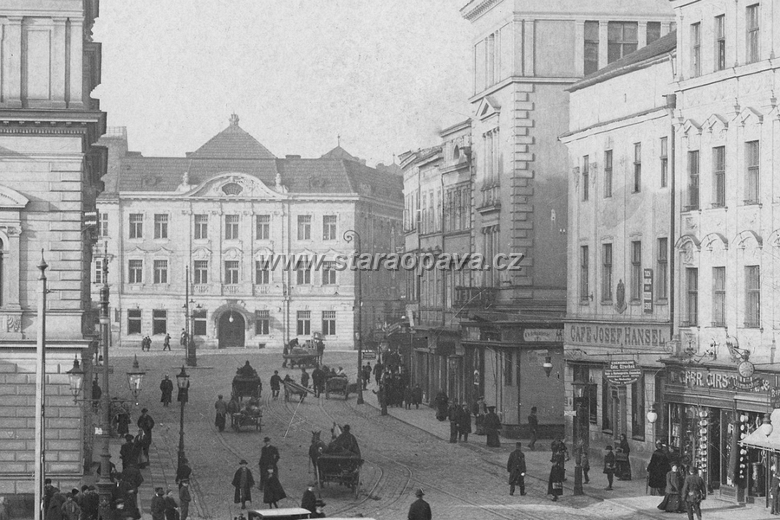 hansel (1).jpg - Budova kavárny vpravo na nároží Horního náměstí a ulice Kolářské. Na fotografii z doby kolem roku 1910 vidíme taky hotel Koruna v prostřed a vlevou kousek divadla.